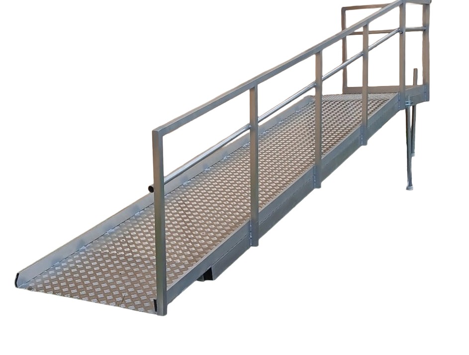 Rampă de acces din aluminiu cu suprafață antiderapantă și balustrade